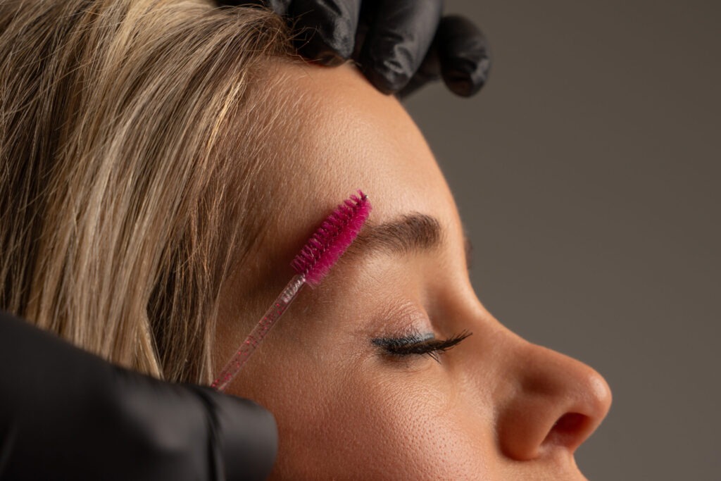 Augenbrauenlifting in Zürich – Für einen offenen, frischen Blick ohne invasive Eingriffe bei estomed clinics